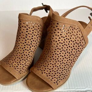 New Universal Thread heel with cut out leather design size 6W